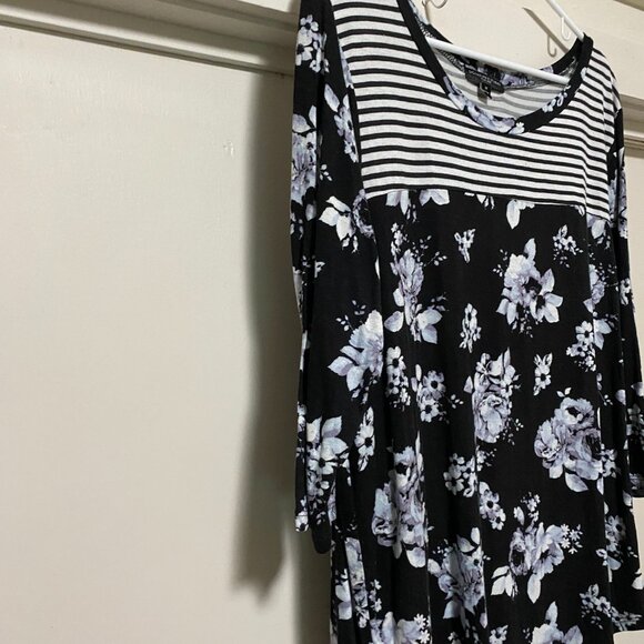 Signature 1 Studio, 3/4 length sleeve, black, white & gray tunic, size 1X - Picture 3 of 7